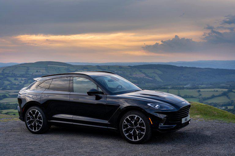 aston martin DBX 9