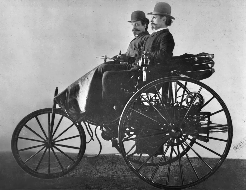 136 años del automóvil. foto 5. Carl Benz conduciendo su invento, acompañado de un colaborador