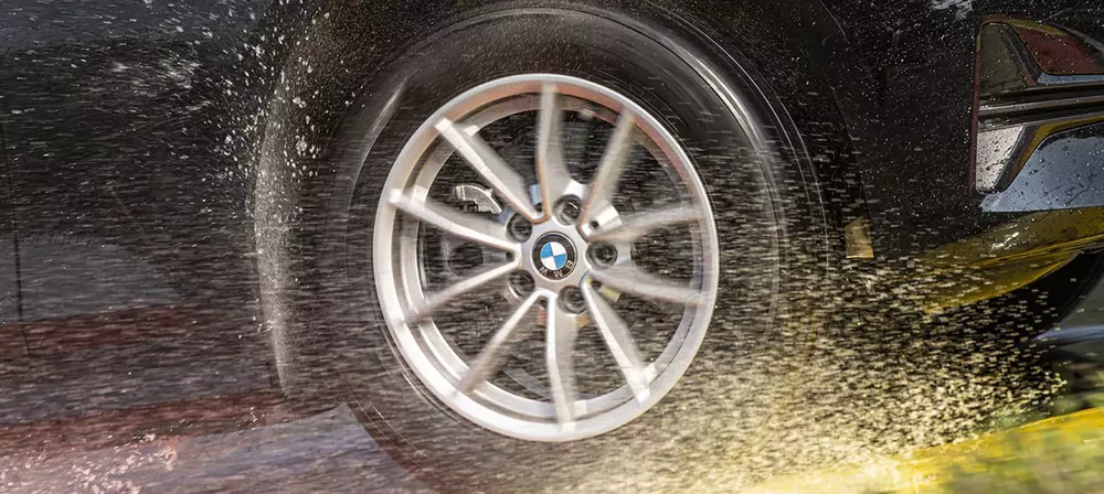 aquaplaning-pirelli-bmw-lidiar-story-neumatico-car-drive
