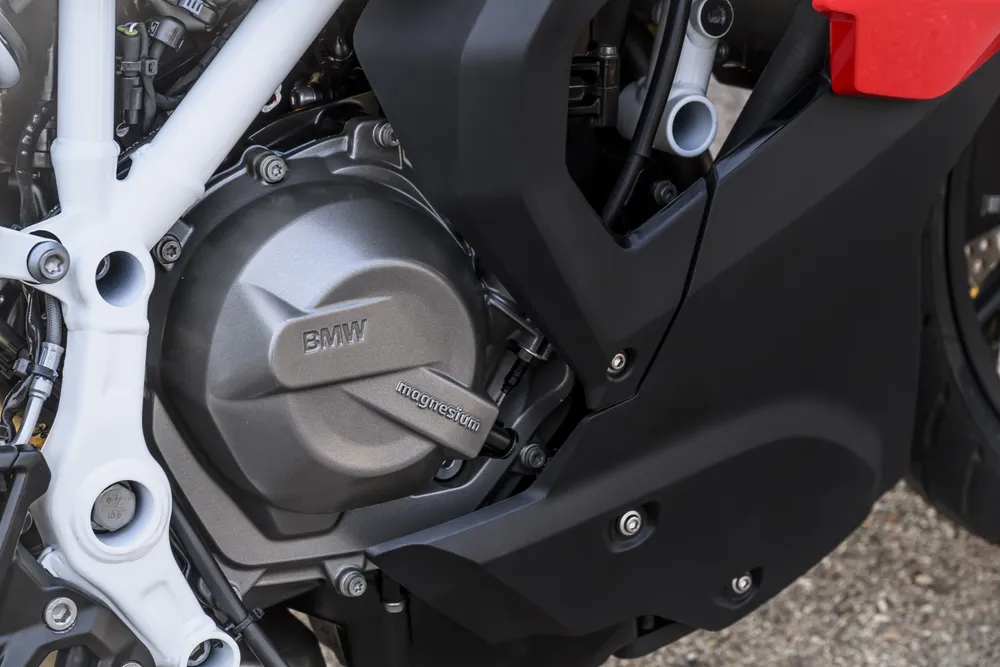 P90659862_highRes_bmw-f-450-rr