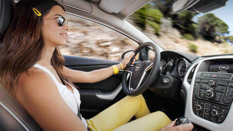 mujer al volante