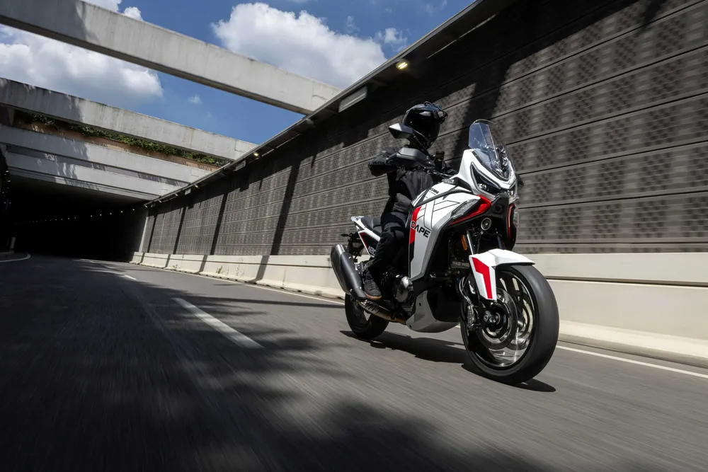Moto Morini X-CAPE 1200 - en acción 2