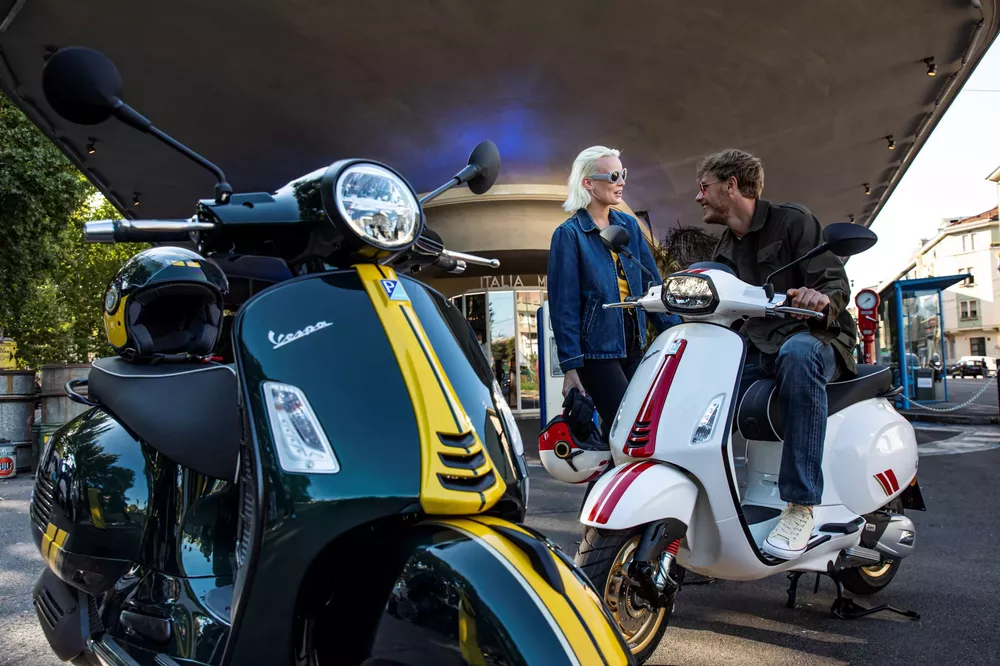 Vespa GTS 300 Super Racing Sixties en movimiento 1