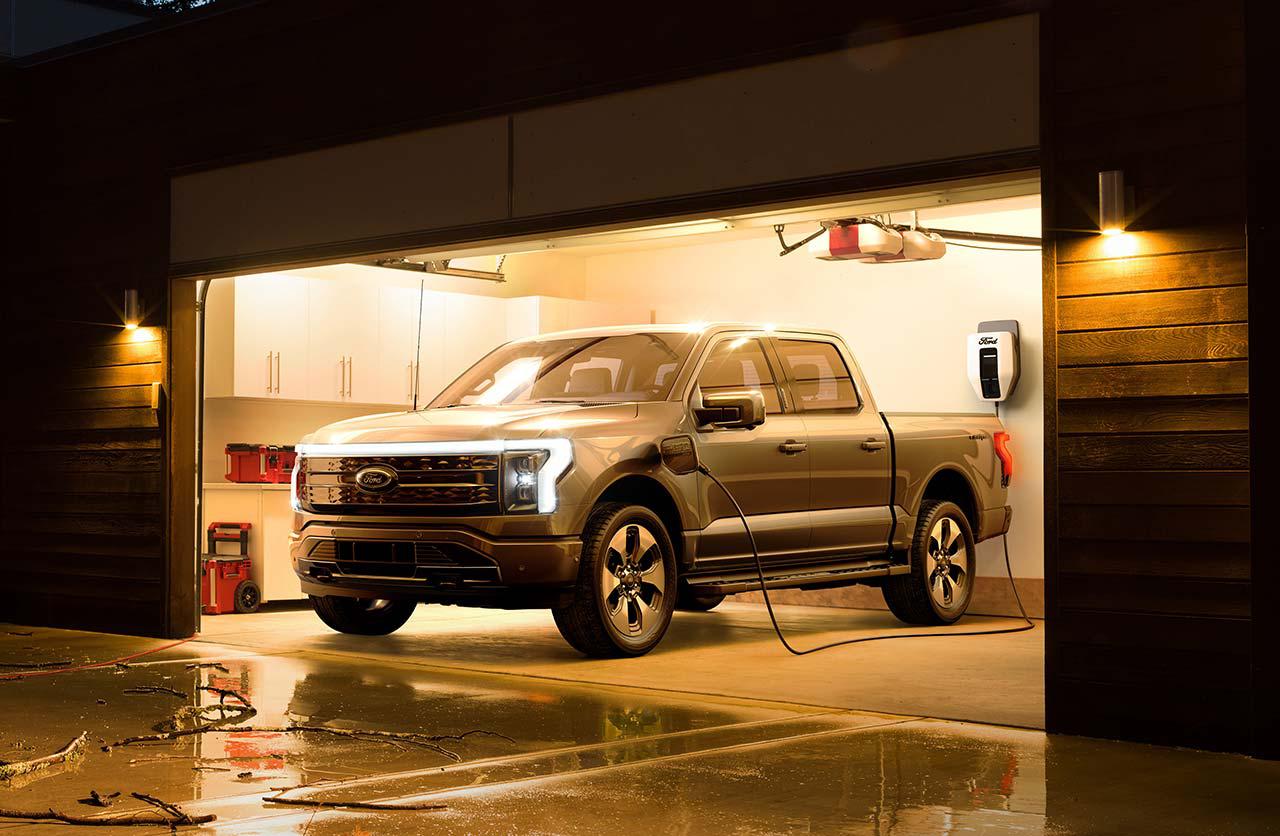 Ford-F-150-Lightning-garage