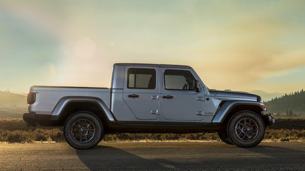 2020-Jeep-Gladiator-Gallery-Exterior-Grey-Overland-Parked_v2.jpg.img.1440